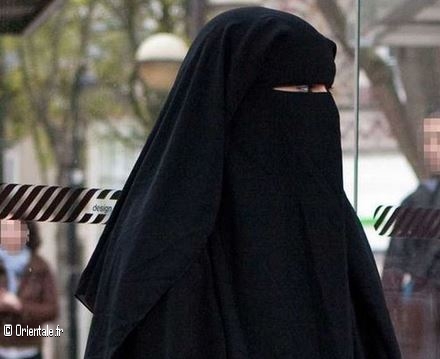 Sonia cachée en habit de musulmane pour ne pas être reconnue Sonia cachée en habit de musulmane pour ne pas être reconnue