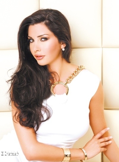 Lamyat Faranjiya en tenue de soirée blanche Lamyat Faranjiya en tenue de soirée blanche