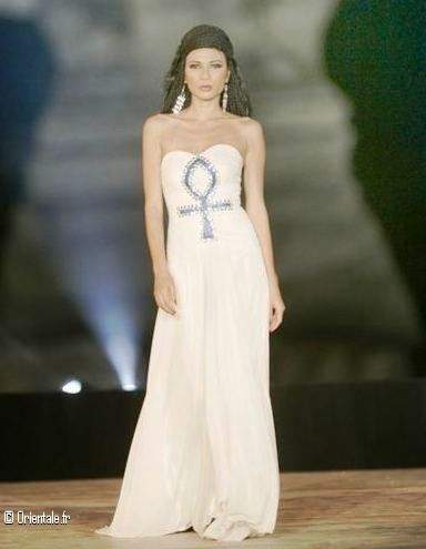 Femme habillée dans le style ancien égyptien Femme habillée dans le style ancien égyptien