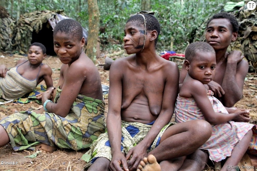 Tribu africaine dans une fort