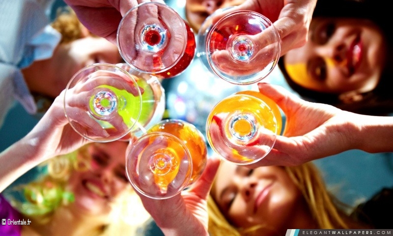 Filles qui trinquent en buvant des cocktails Filles qui trinquent en buvant des cocktails