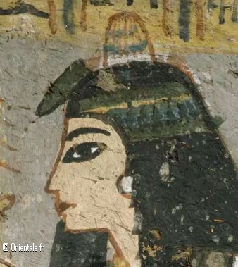 Egyptienne avec un cône sur la tête - bas relief mortuaire Egyptienne avec un cône sur la tête - bas relief mortuaire