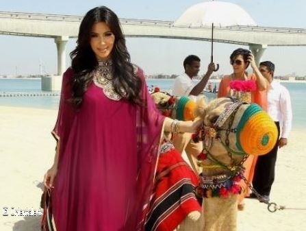 Kim Kardashian en robe traditionnelle arabe Kim Kardashian en robe traditionnelle arabe