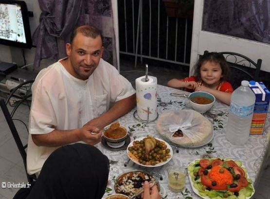 Famille algerienne a table Famille algerienne a table
