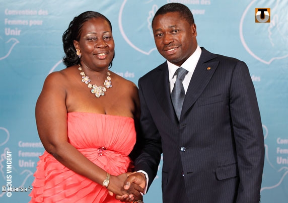 Faure Gnassingb serre la main  une femme africaine qui vient de dcrocher un crdit