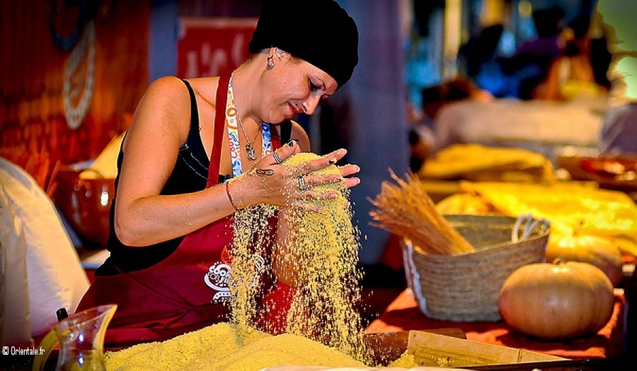 Femme française qui roule le couscous Femme française qui roule le couscous