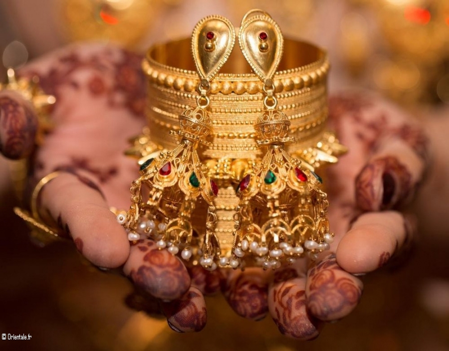 Main tatouée au henné avec les bijoux offerts par la famille du marié Main tatouée au henné avec les bijoux offerts par la famille du marié