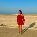 Fifi Abdou en robe rouge � la plage