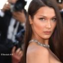 Bella Hadid de face