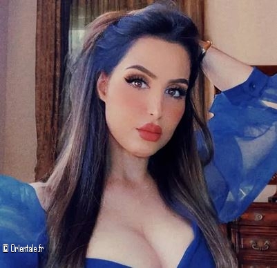Hind Al Qahtani, en robe décolletée pendant le Ramadan Hind Al Qahtani, en robe décolletée pendant le Ramadan