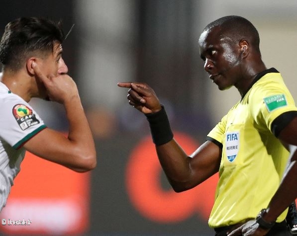 Bakary Gassama pointe un joueur algérien Bakary Gassama pointe un joueur algérien