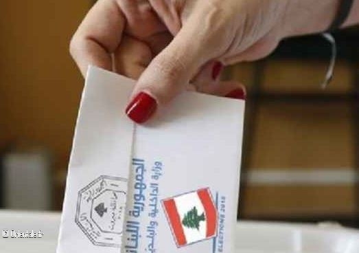 Une femme libanaise glisse un bulletin dans l'urne Une femme libanaise glisse un bulletin dans l'urne