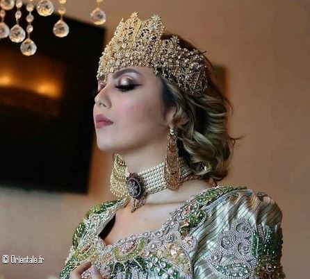 Femme algérienne portant des bijoux classe Femme algérienne portant des bijoux classe