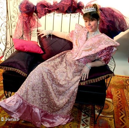 Femme sur un fauteuil