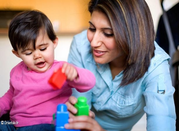 Maman qui joue avec son bébé Maman qui joue avec son bébé
