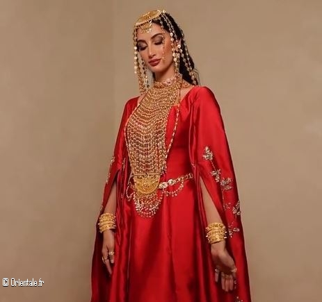 Femme qui portent des bijoux des Emirats