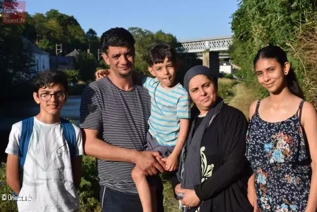 Une famille algérienne vivant à Angers, en France Une famille algérienne vivant à Angers, en France