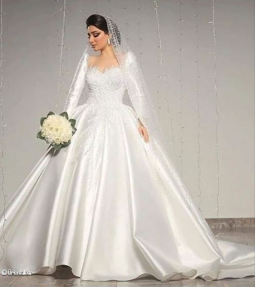 Une robe dans un tissu satiné