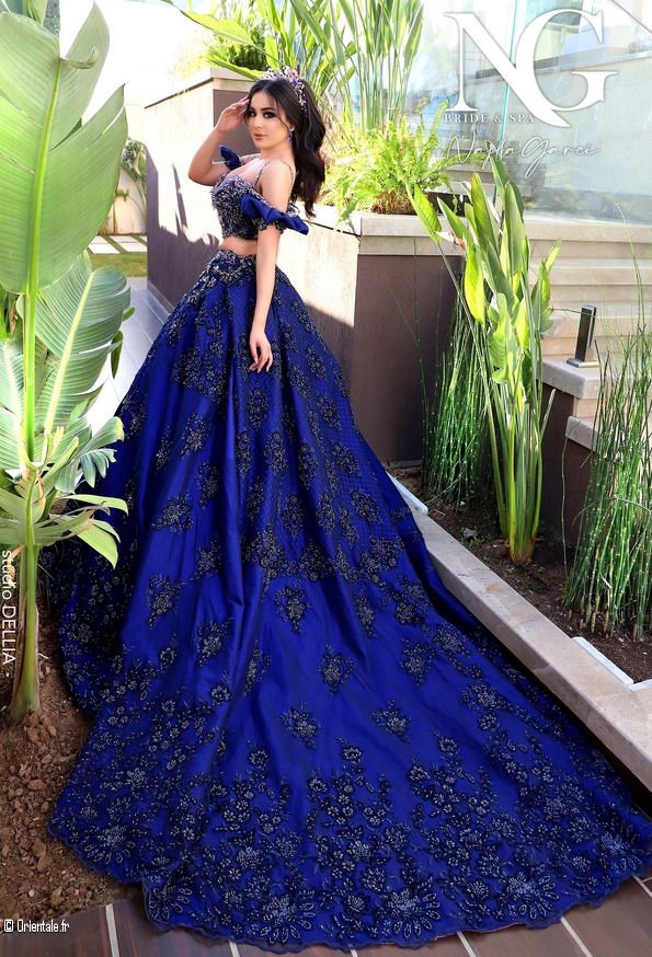 Une robe tunisienne bleu roi avec une très longue traîne !