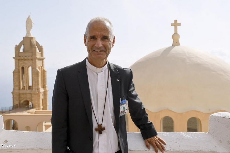 L'Archev�que d'Alger, Jean-Paul Vesco, prend la pose devant la basilique d'Alger